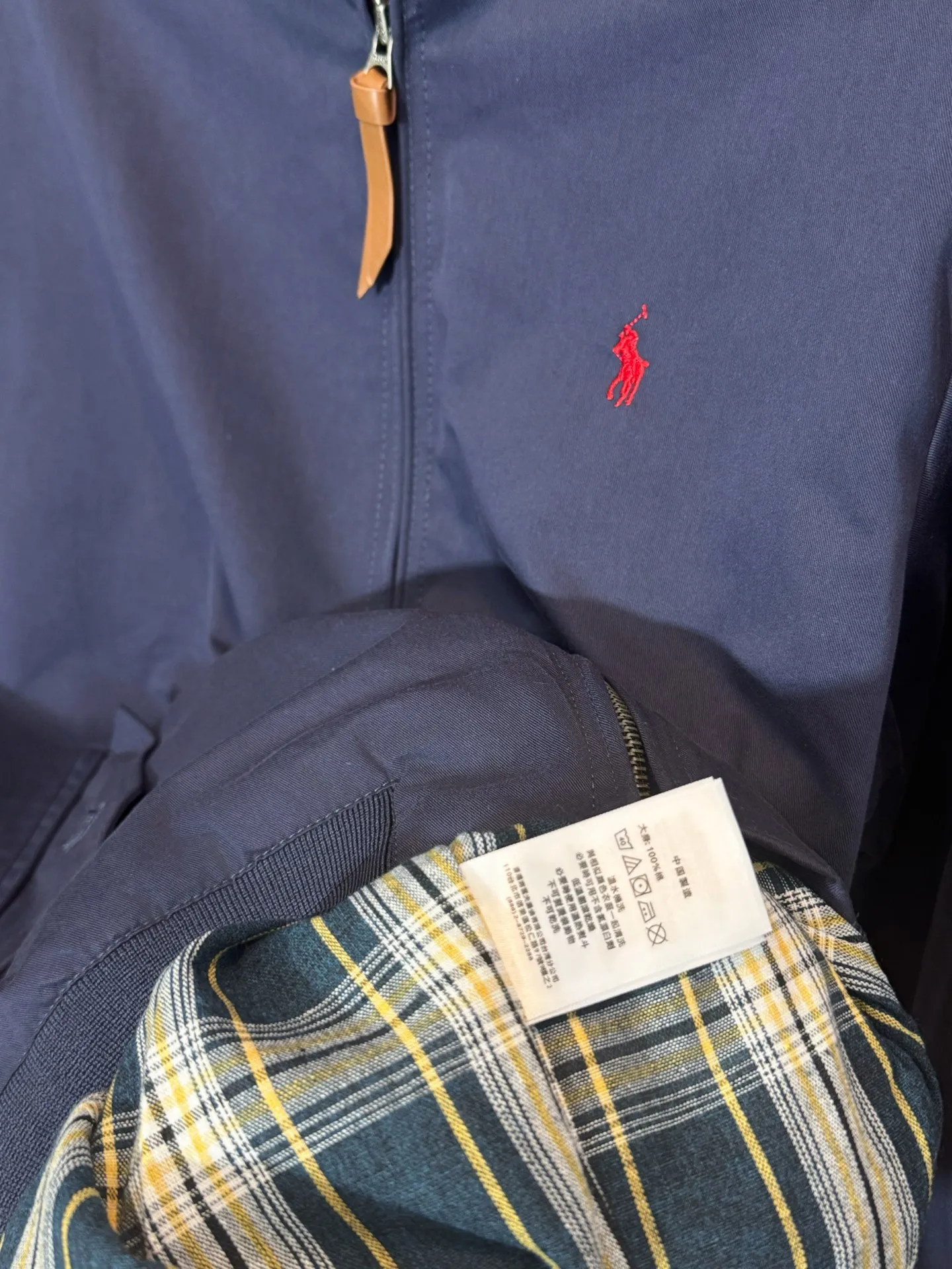 P320 Style number: HE304 Ralph Lauren - Ralph Lauren old money style small label classic mesh jacket. The fabric is made of pure cotton workwear fabrics. The upper body is three-dimensional and stylish. It is a versatile style in autumn. There is a Ralph Lauren small logo embroidered on the chest. Customized original letter hardware zipper. The inside is renamed old money style sub-fabric. It is made from the original version and comes with three labels. You can buy it with confidence. Color: Navy/Khaki Size: S M L XL